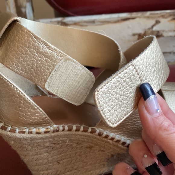 Gold leather wedge heel sandals. - Picture 7 of 8